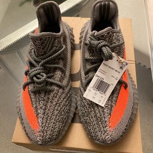 Just dropped Yeezy boost 350 V2 Adults brand new with box